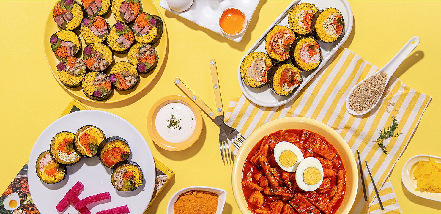 헬키푸키 김밥과 떡볶이 메뉴가 차려진 테이블